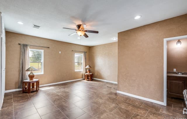 5-bedroom rental at 300 County Road 324 in Adkins, TX — photo 4