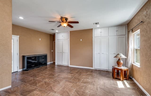 5-bedroom rental at 300 County Road 324 in Adkins, TX — photo 5