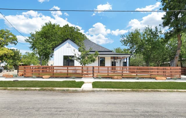 3-bedroom rental at 2425 Monterey St in San Antonio, TX — photo 1