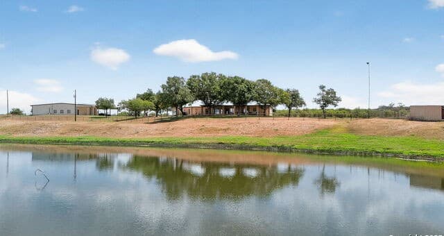 3-bedroom rental at 2220 Fm 1343 in Devine, TX — photo 3