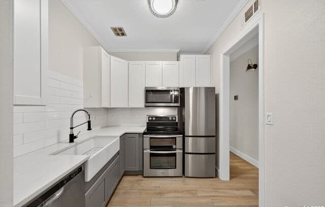 2-bedroom rental at 7711 Broadway Street Unit 8B Unit 8B in San Antonio, TX — photo 1