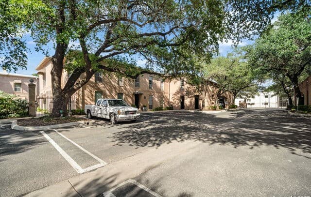 2-bedroom rental at 7711 Broadway Street Unit 8B Unit 8B in San Antonio, TX — photo 2