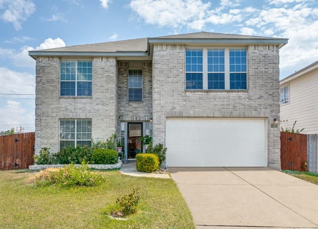 4-bedroom rental at 10702 Diamond Rock in San Antonio, TX — photo 2