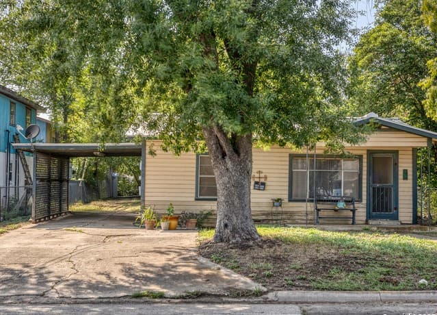 2-bedroom rental at 1104 Avenue S in Hondo, TX — photo 1