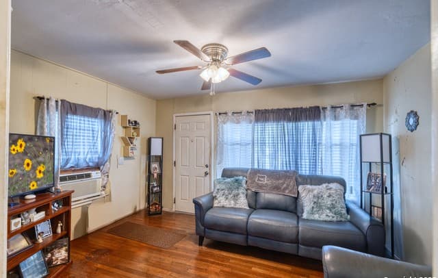 2-bedroom rental at 1104 Avenue S in Hondo, TX — photo 2