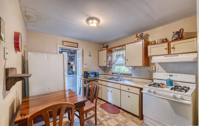 2-bedroom rental at 1104 Avenue S in Hondo, TX — photo 3