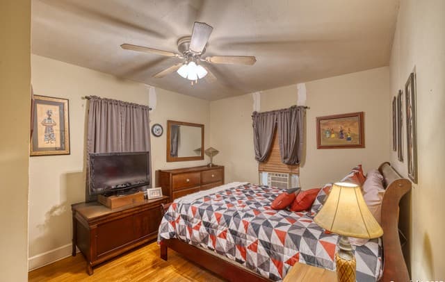 2-bedroom rental at 1104 Avenue S in Hondo, TX — photo 5