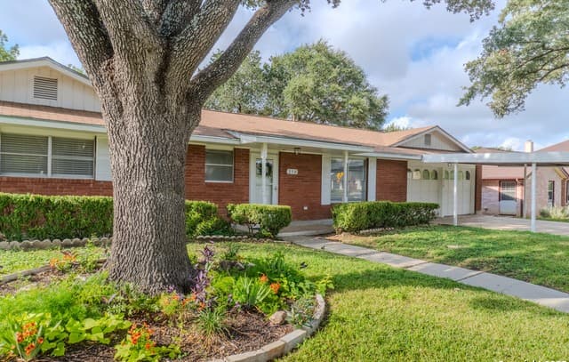 3-bedroom rental at 210 Downshire in San Antonio, TX — photo 3