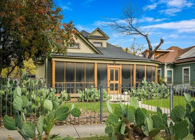 Home for sale at 115 E Courtland Place in San Antonio, TX — photo 2