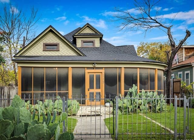 Home for sale at 115 E Courtland Place in San Antonio, TX — photo 3