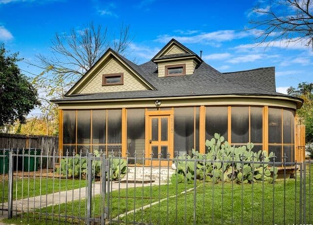 Home for sale at 115 E Courtland Place in San Antonio, TX — photo 4