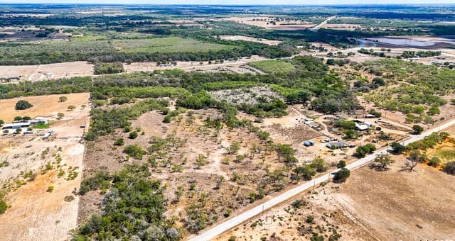 rental at 728 Cr 315 in Stockdale, TX — photo 2