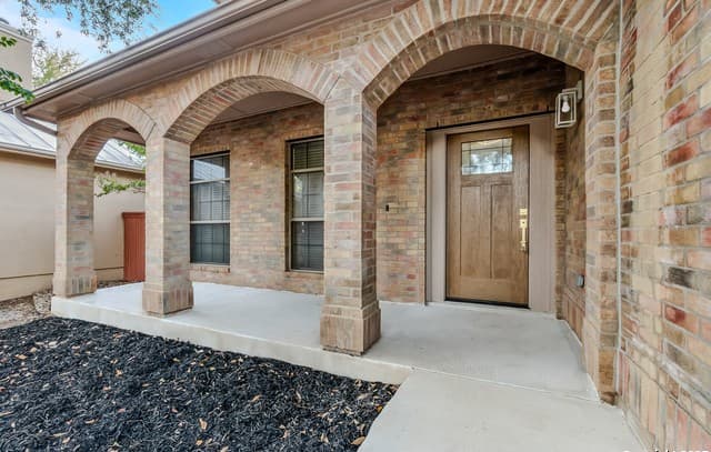 3-bedroom rental at 5830 Castle Yard in San Antonio, TX — photo 2