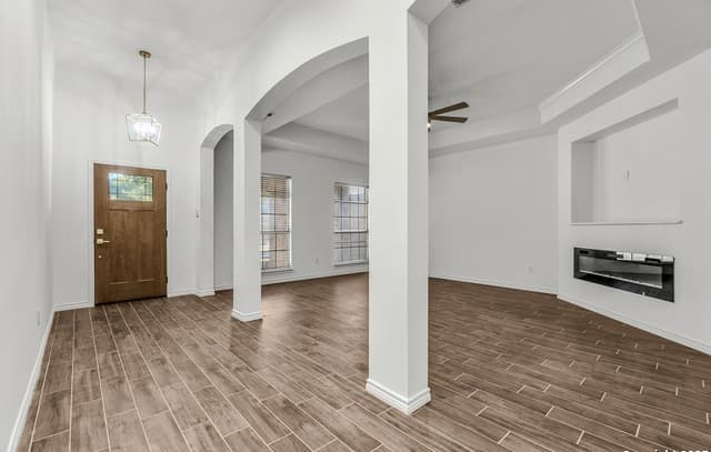 3-bedroom rental at 5830 Castle Yard in San Antonio, TX — photo 4