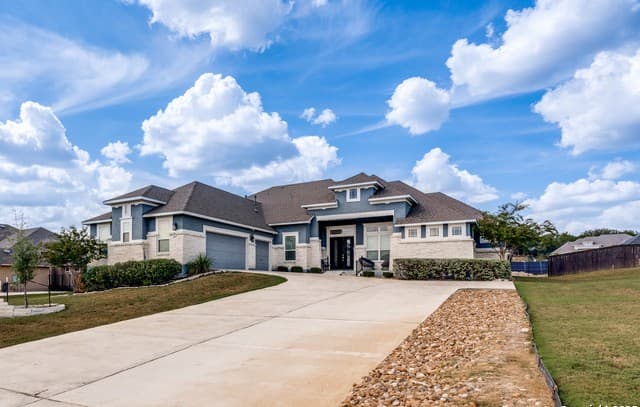 4-bedroom rental at 8207 Garden Arbor in San Antonio, TX — photo 2