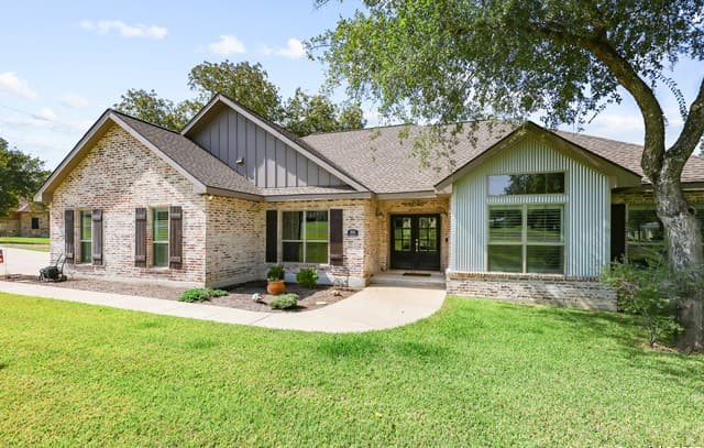 4-bedroom rental at 100 W Ashton in Floresville, TX — photo 2