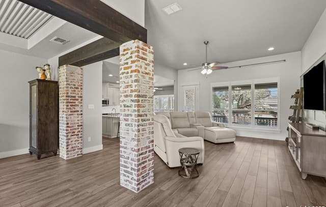 4-bedroom rental at 100 W Ashton in Floresville, TX — photo 5