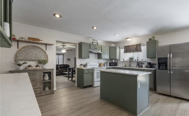 Home for sale at 101 Furlong Dr in Universal City, TX — photo 4