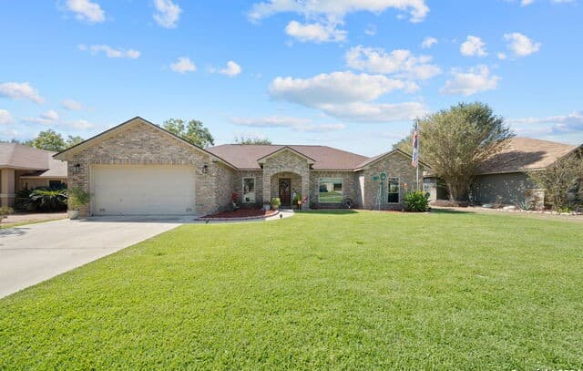 3-bedroom rental at 313 Yorktown in Pleasanton, TX — photo 2