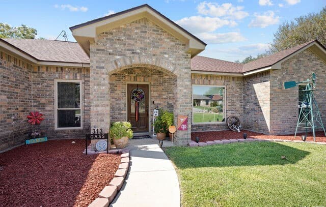 3-bedroom rental at 313 Yorktown in Pleasanton, TX — photo 4