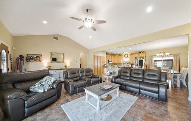3-bedroom rental at 313 Yorktown in Pleasanton, TX — photo 5