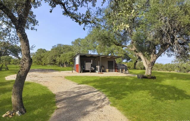 3-bedroom rental at 22050 Hanging Oak in San Antonio, TX — photo 2