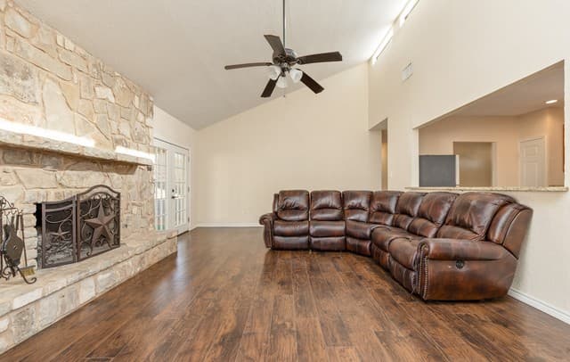 3-bedroom rental at 14414 Ledgewood St in San Antonio, TX — photo 3