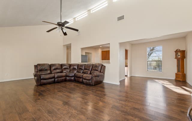 3-bedroom rental at 14414 Ledgewood St in San Antonio, TX — photo 5