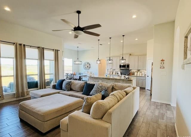 3-bedroom rental at 1704 Vista View Dr in Pleasanton, TX — photo 3