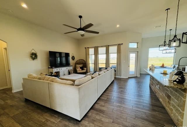 3-bedroom rental at 1704 Vista View Dr in Pleasanton, TX — photo 4