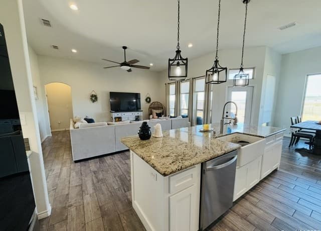 3-bedroom rental at 1704 Vista View Dr in Pleasanton, TX — photo 5