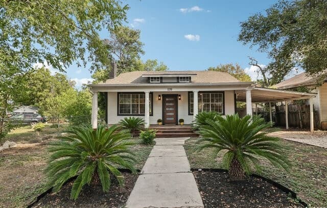 3-bedroom rental at 1119 W Huisache in San Antonio, TX — photo 2