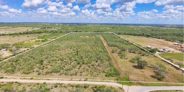 rental at 000 County Road 777 in Devine, TX — photo 1