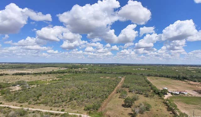 rental at 000 County Road 777 in Devine, TX — photo 2