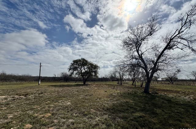 rental at 000 County Road 777 in Devine, TX — photo 4