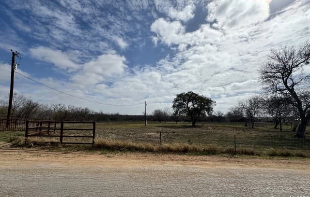rental at 000 County Road 777 in Devine, TX — photo 5