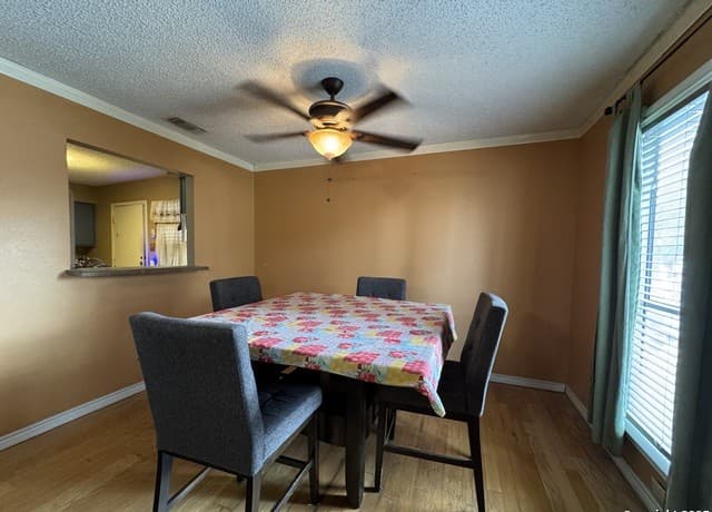 3-bedroom rental at 302 Glenbrook in San Antonio, TX — photo 4