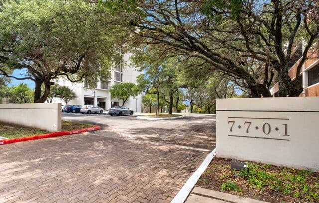 2-bedroom rental at 7701 Wurzbach Rd Unit 405 in San Antonio, TX — photo 2