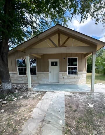 3-bedroom rental at 710 Fifth St in Natalia, TX — photo 1