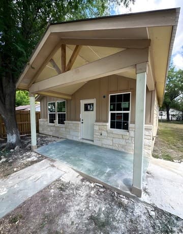 3-bedroom rental at 710 Fifth St in Natalia, TX — photo 2