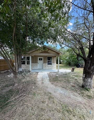 3-bedroom rental at 710 Fifth St in Natalia, TX — photo 4