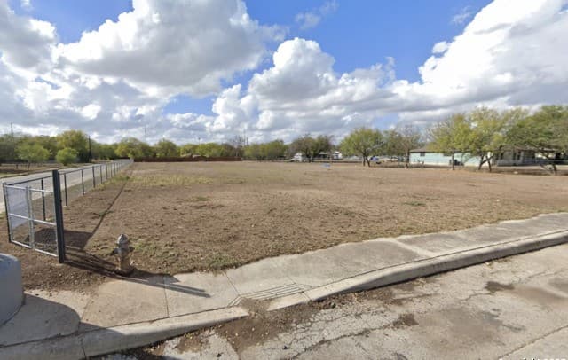 rental at 2331 SW 34th in San Antonio, TX — photo 1