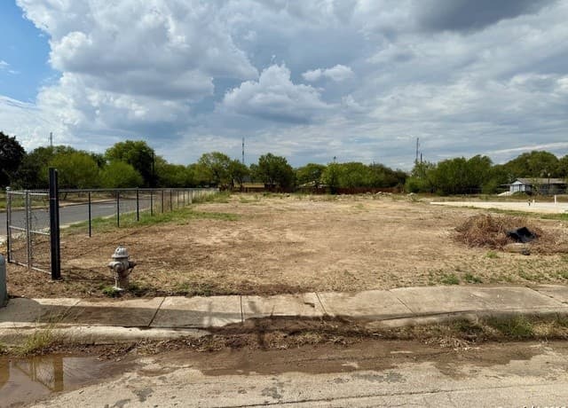 rental at 2331 SW 34th in San Antonio, TX — photo 2