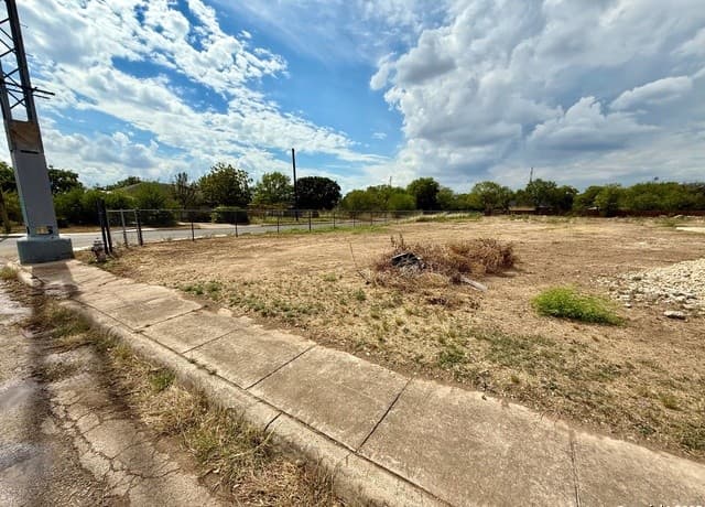 rental at 2331 SW 34th in San Antonio, TX — photo 4