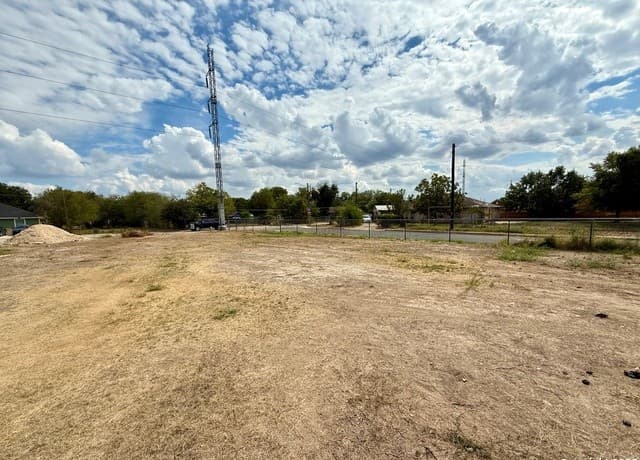 rental at 2331 SW 34th in San Antonio, TX — photo 5