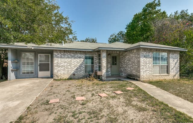 2-bedroom rental at 221 Sharer in San Antonio, TX — photo 1