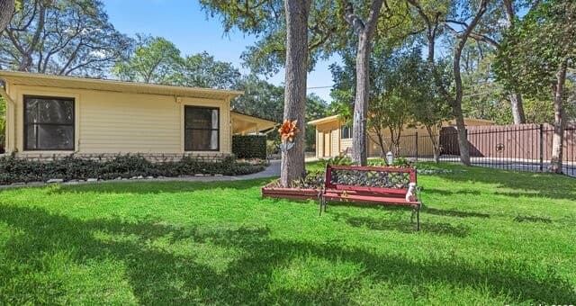 3-bedroom rental at 1049 Ivy Ln in Terrell Hills, TX — photo 4
