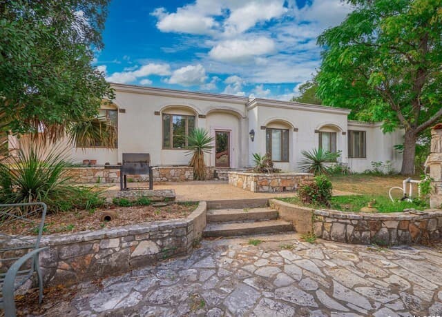 5-bedroom rental at 901 River Rd in Boerne, TX — photo 2