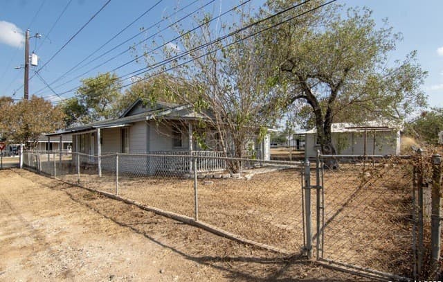 2-bedroom rental at 116 Matlock in Poth, TX — photo 2