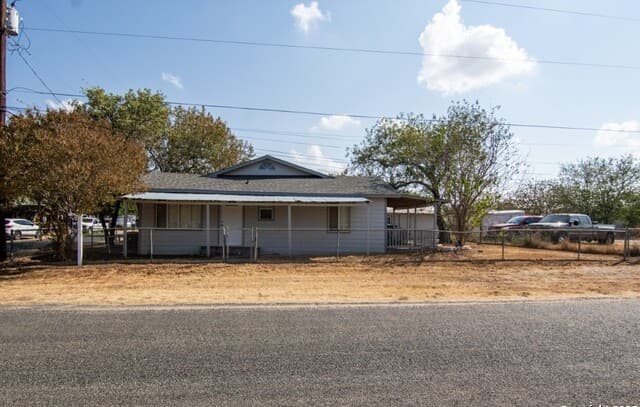 2-bedroom rental at 116 Matlock in Poth, TX — photo 5